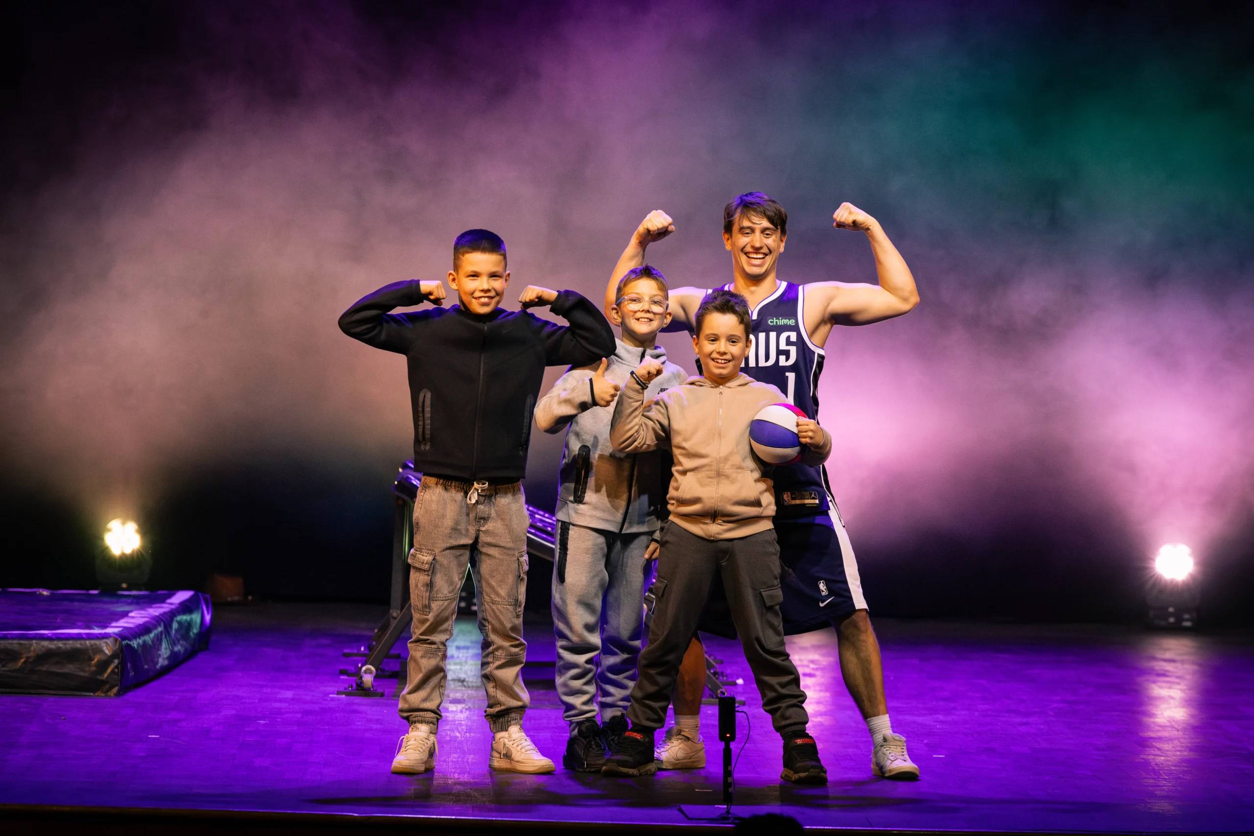 Dunking Devils at Theatre Acrobatic Show, Špas Teater